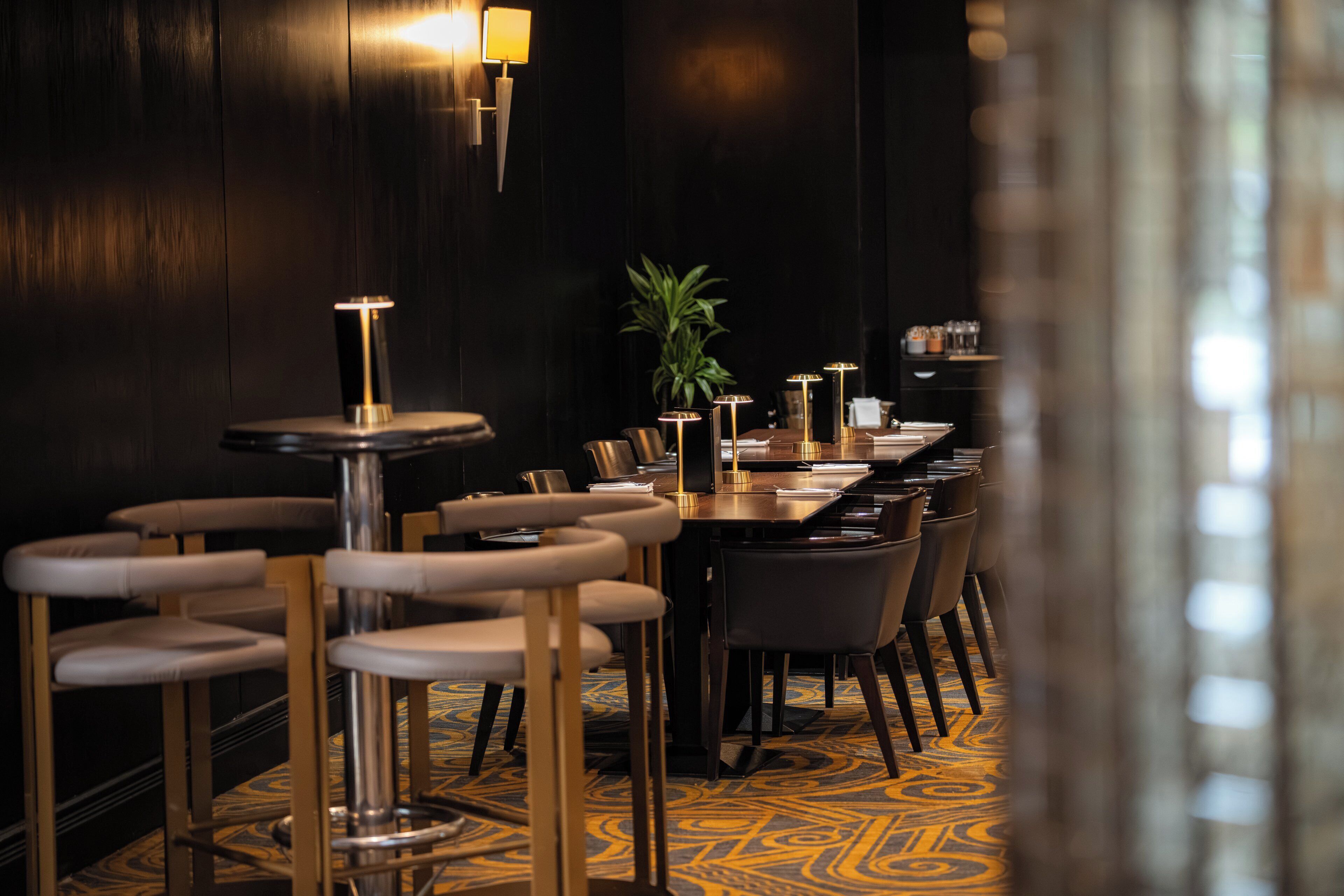 ランチ、ディナーに営業