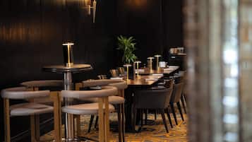 ランチ、ディナーに営業