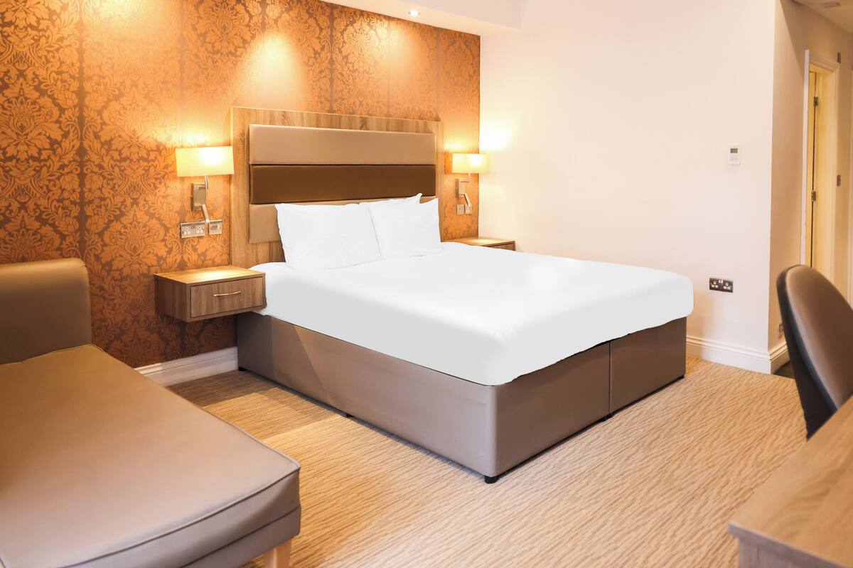 Habitación doble Deluxe | Ropa de cama hipoalergénica y caja de seguridad en la habitación