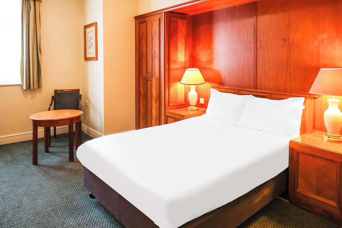 Habitación doble estándar, 1 cama matrimonial | Ropa de cama hipoalergénica y caja de seguridad en la habitación