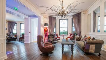 Sala de estar en el lobby