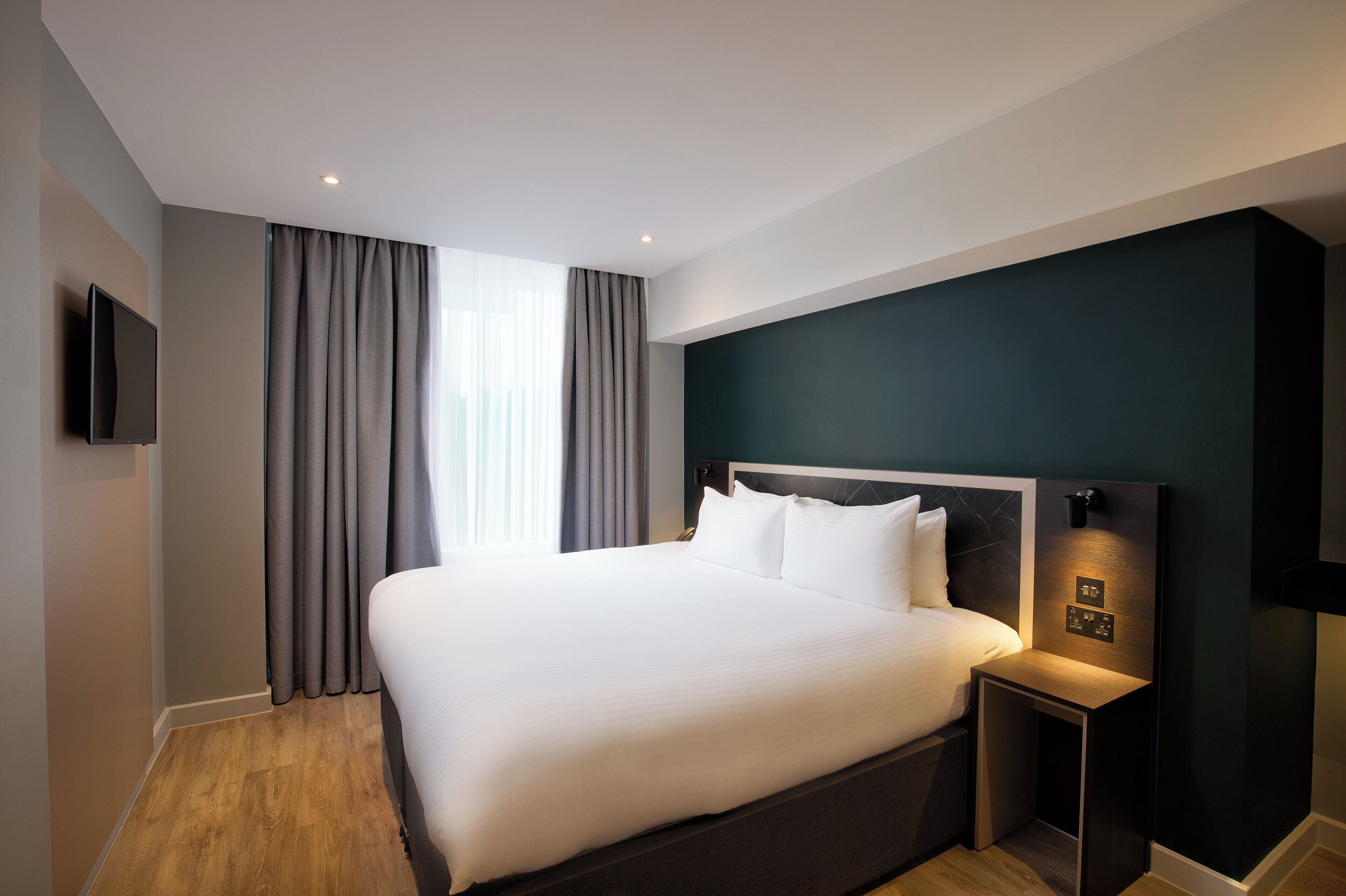 Photo - City Sleeper at Royal National Hotel