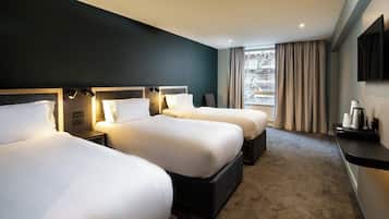 Espacio para trabajar con laptop, wifi gratis y ropa de cama