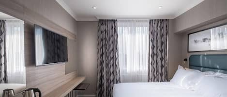 Espacio para trabajar con laptop, wifi gratis y ropa de cama
