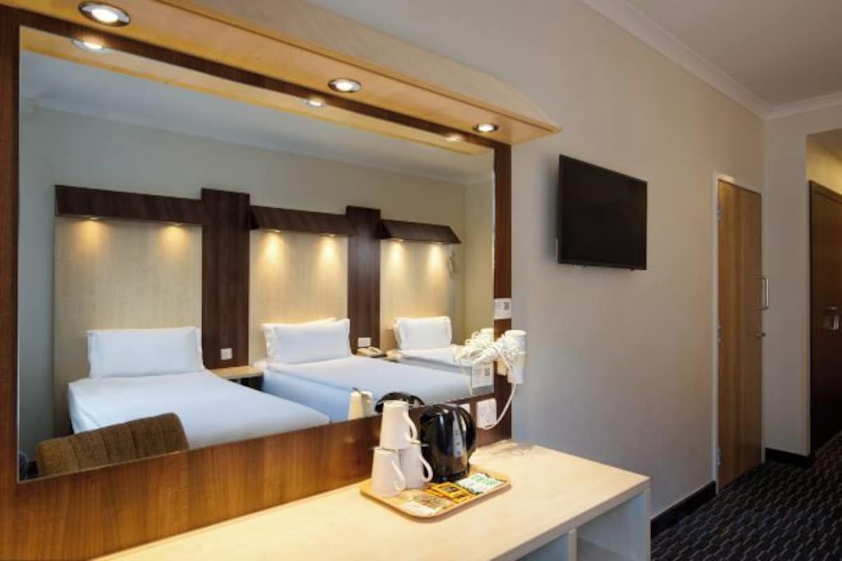 Laptop workspace, free WiFi, alarm clocks, bed sheets