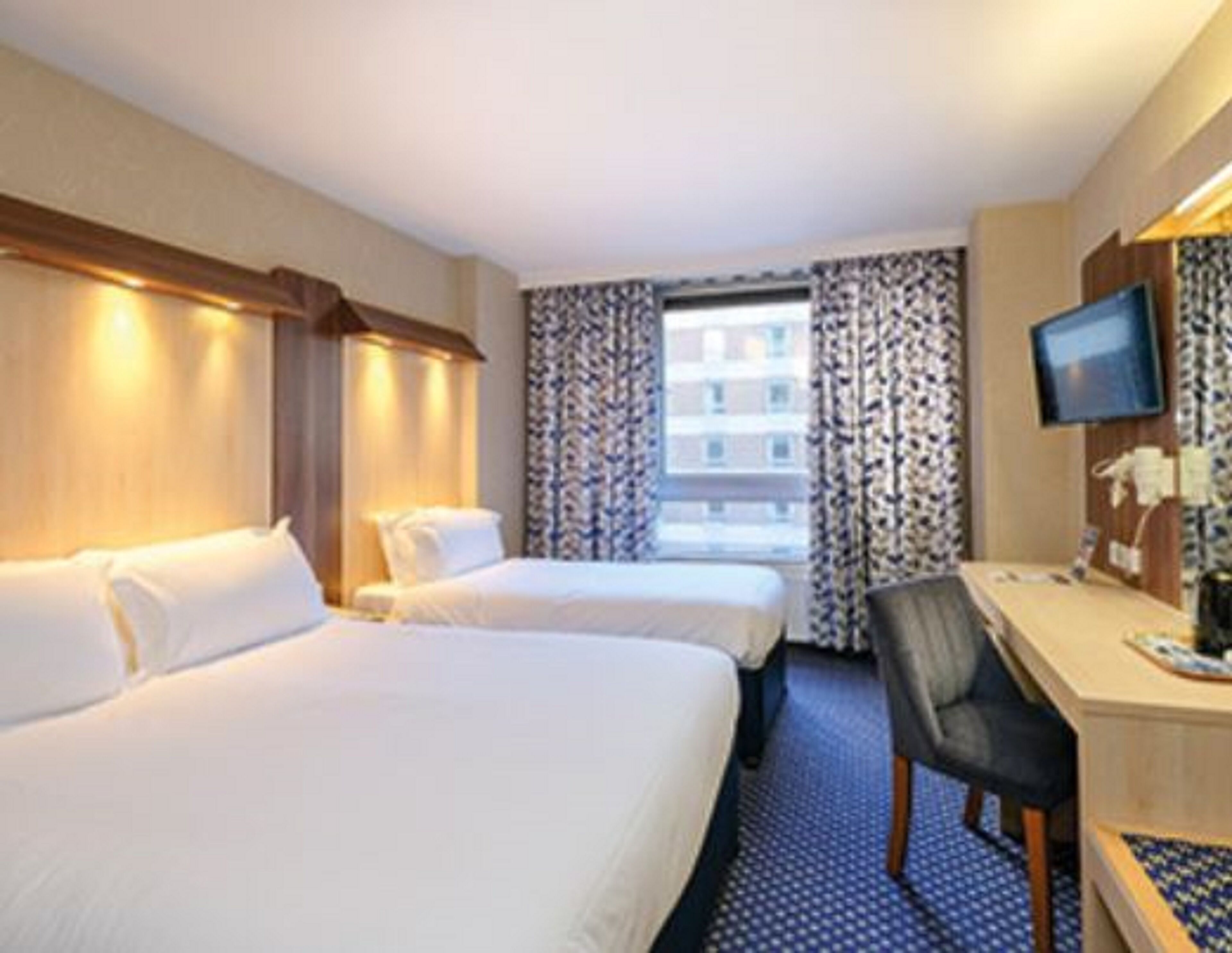 Photo - City Sleeper at Royal National Hotel