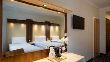 Triple Room | Laptop workspace, WiFi (free), alarm clocks, bed sheets