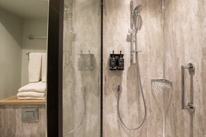 Standard Plus Twin - Extra Bed | Bathroom | Shower, towels - Royal National Hotel (London)
