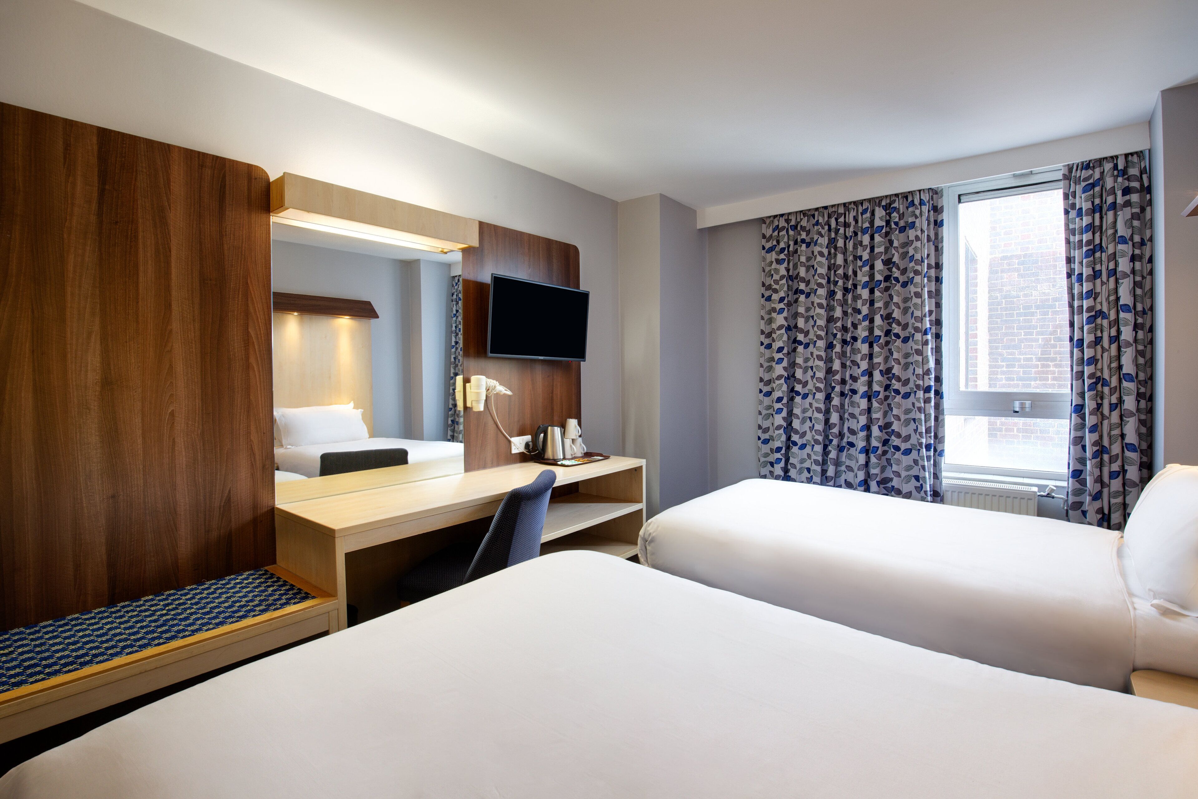 Habitación familiar | Espacio para trabajar con laptop, wifi gratis y ropa de cama 