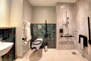 Habitación familiar | Baño | Regadera y toallas 