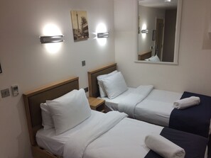 Chambre Économique avec lits jumeaux, 1 chambre, pas de fenêtre | Literie hypoallergénique, coffres-forts dans les chambres, bureau