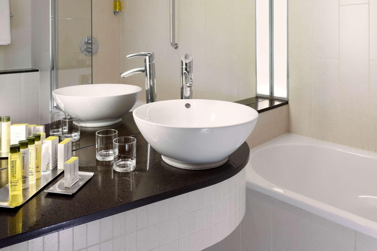 Baño | Tina con regadera, amenidades de baño gratuitas, secadora de cabello