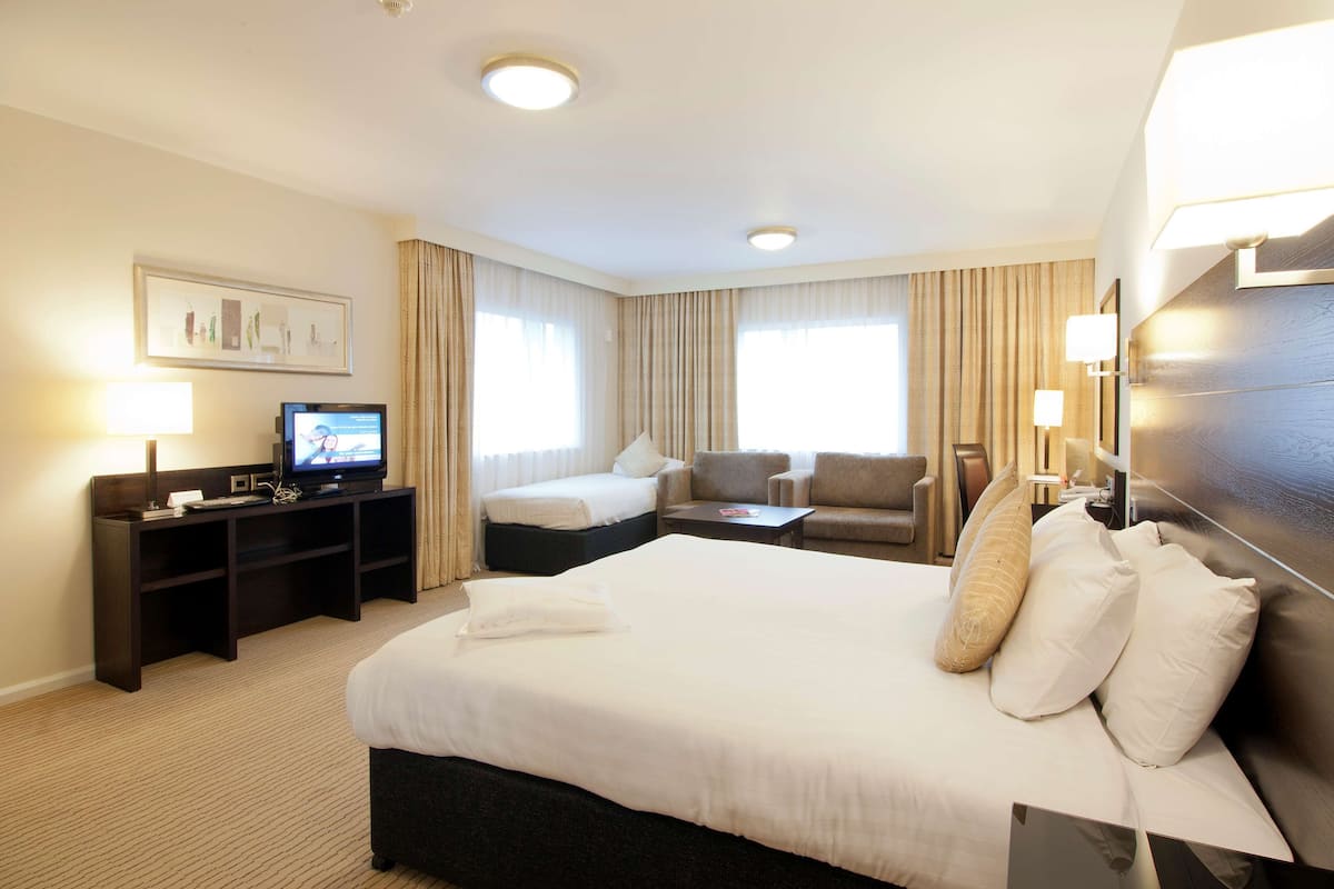 King Deluxe Room, 1 King Bed | In-room safe, soundproofing, iron/ironing board, WiFi (free)