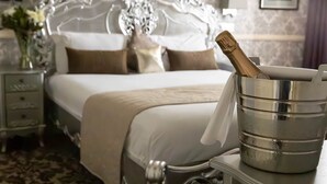 Deluxe One Bedroom Suite with Kitchenette
