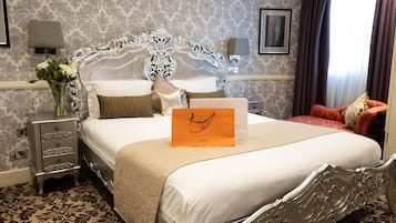 Deluxe One Bedroom Suite with Kitchenette | 2 phòng ngủ, két bảo mật tại phòng, trang trí khác biệt, bàn