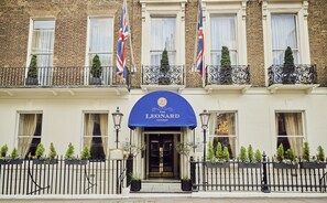 Un bâtiment doté d’une marquise bleue sur laquelle on peut lire « The Leonard London ».