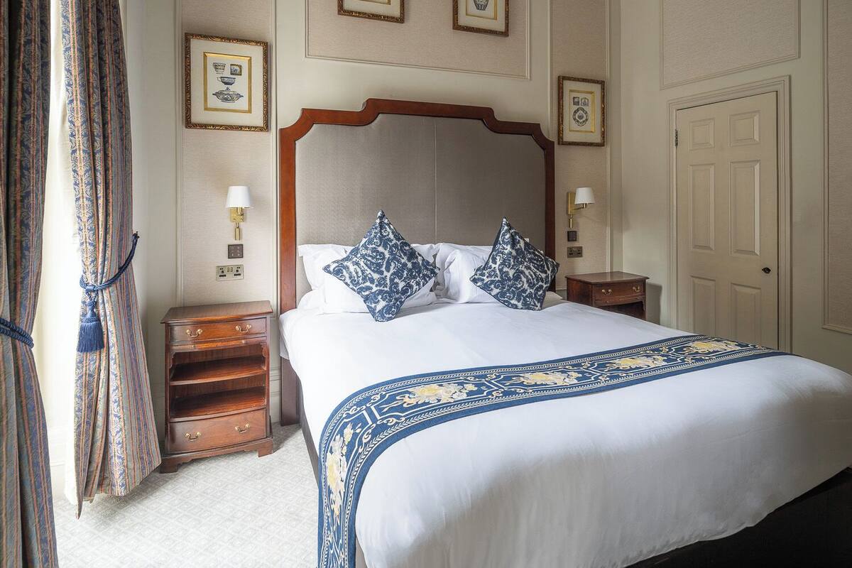 Grand Suite | In-room safe, individually decorated, desk, iron/ironing board