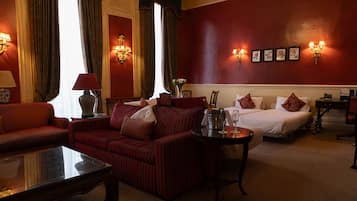 Grand Suite | 2 phòng ngủ, két bảo mật tại phòng, trang trí khác biệt, bàn