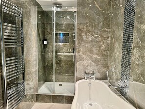 Superior Grand Suite | Bathroom | Free toiletries, hair dryer, bathrobes, slippers - The Leonard Hotel (London)