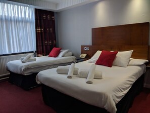 Triple Room | In-room safe, desk, iron/ironing board, free WiFi - Ramada by Wyndham Loughborough Hotel (Loughborough)