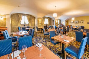 Breakfast, lunch, dinner served; British cuisine - Ramada by Wyndham Loughborough Hotel (Loughborough)