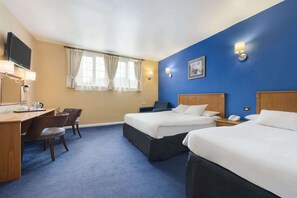 Värdeförvaringsskåp på rummet, skrivbord och strykjärn/strykbräda