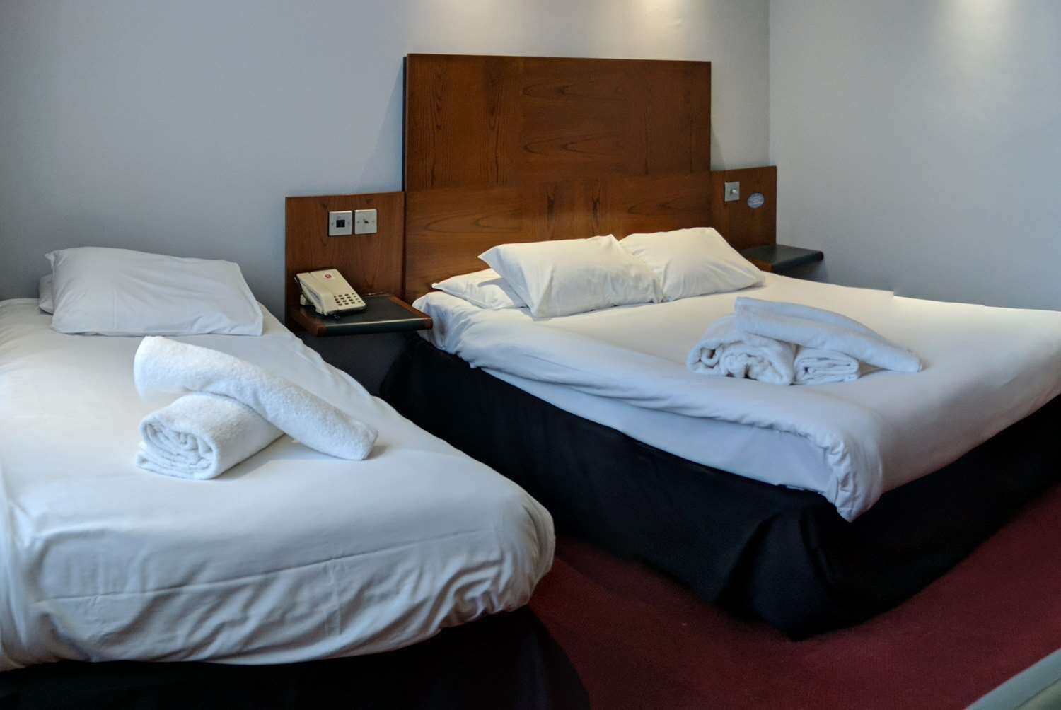 Standaard Twin kamer | Een kluis op de kamer, een bureau, een strijkplank/strijkijzer