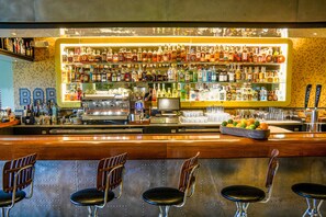 朝食、ランチ、ディナーに営業