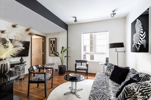 Premium-Suite, 1 Schlafzimmer, Meerblick | Wohnbereich | 52-Zoll-Plasmafernseher mit Digitalempfang, Fernseher, Netflix