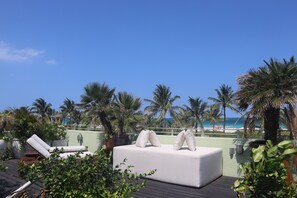 Am Strand, Liegestühle, Strandtücher