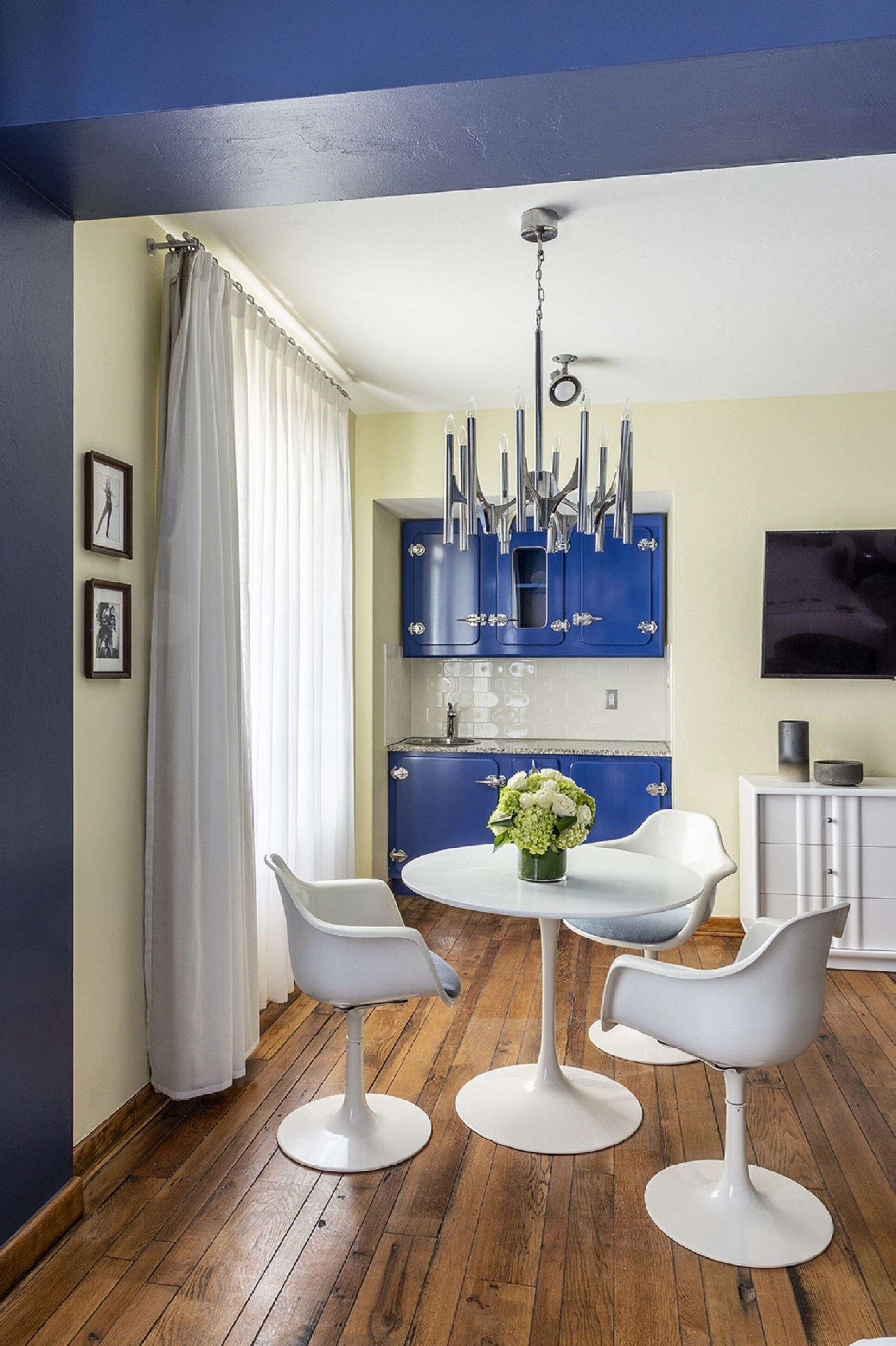 deluxe king suite | living area | 52-inch plasma tv with digital channels, tv, netflix