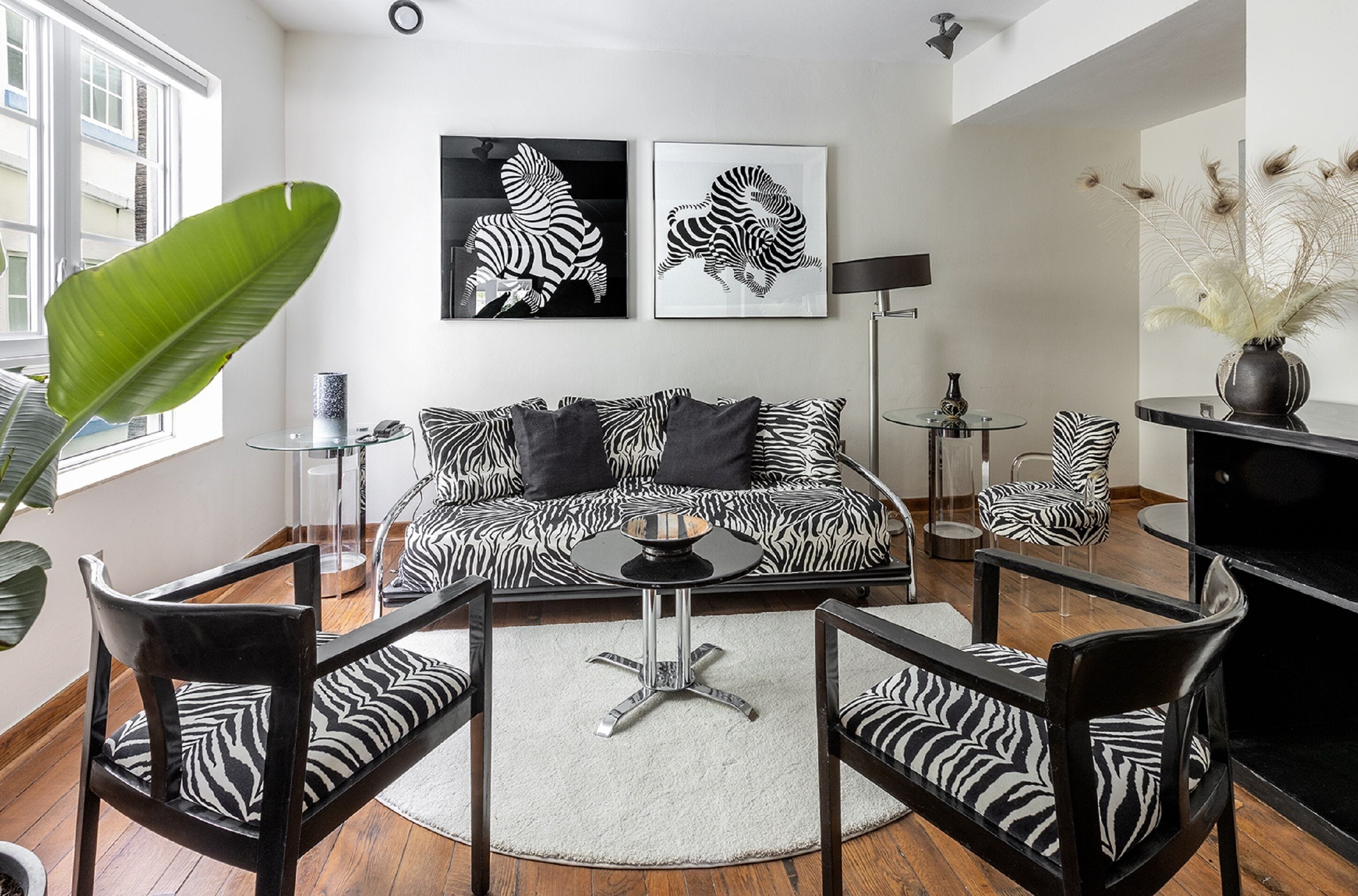 suite king executive | living area | 52-inch plasma tv with digital channels, tv, netflix