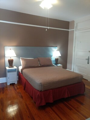 Standard Room, 1 Queen Bed | Individually decorated, individually furnished, desk, laptop workspace