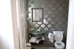 バスアメニティ (無料)、ヘアドライヤー、タオル、石鹸