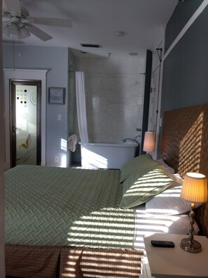 Individually decorated, individually furnished, desk, laptop workspace - Mansion Inn (St. Petersburg)