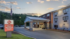 Best Western Plus -hotelli, jossa on katettu sisäänkäynti, pysäköintialue ja lipputanko, jossa liehuu Yhdysvaltain lippu.