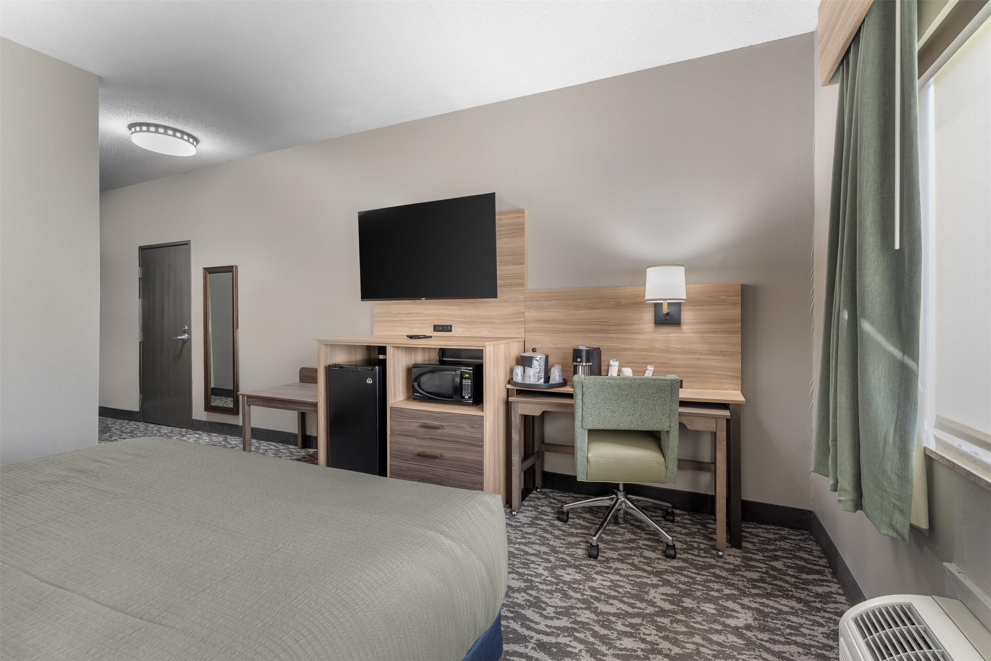 standard room, 1 king bed, accessible, refrigerator & microwave | 1 bedroom, in-room safe, desk, laptop workspace
