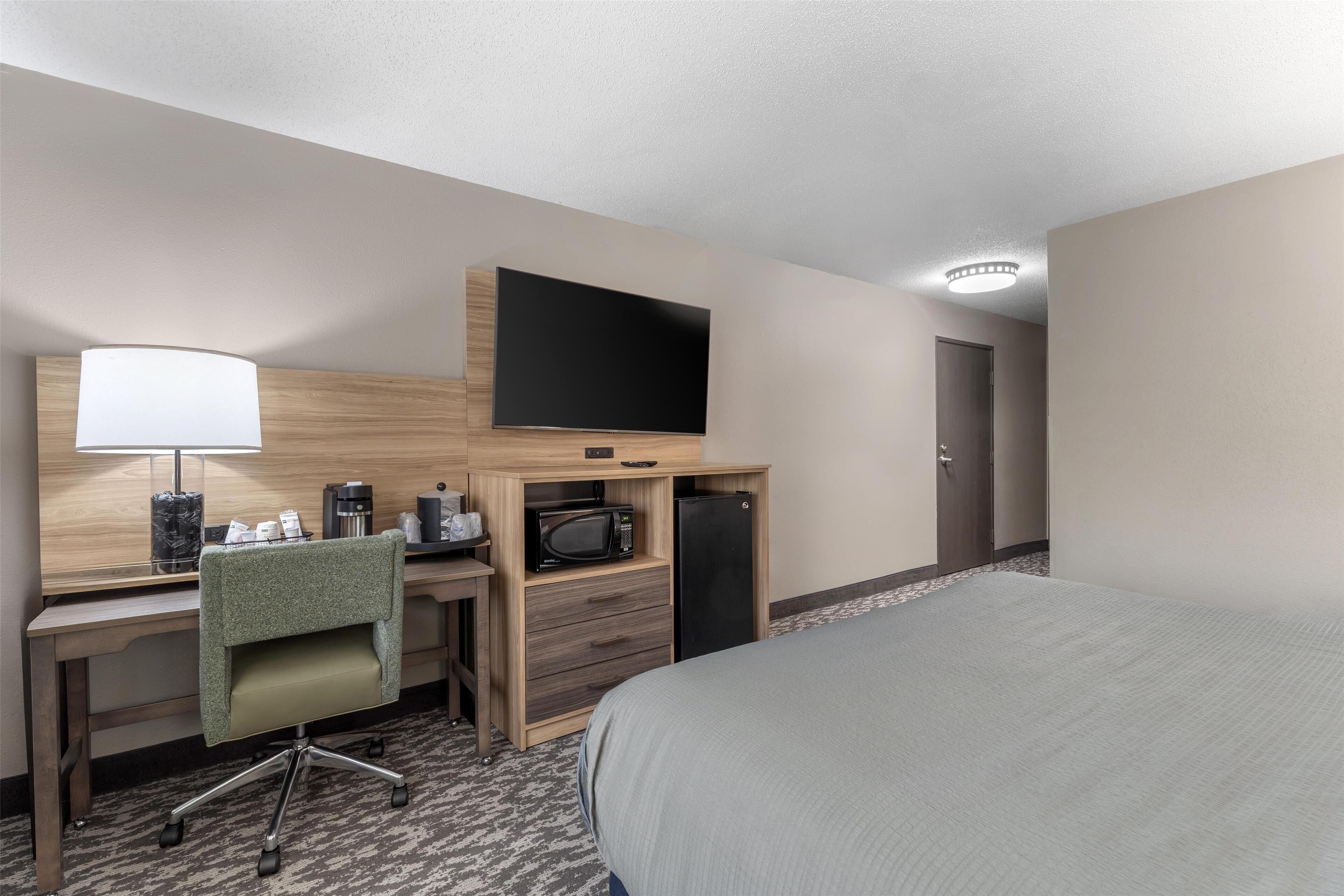 standard room, 1 king bed, accessible, refrigerator & microwave (walk-in shower) | 1 bedroom, in-room safe, desk, laptop workspace