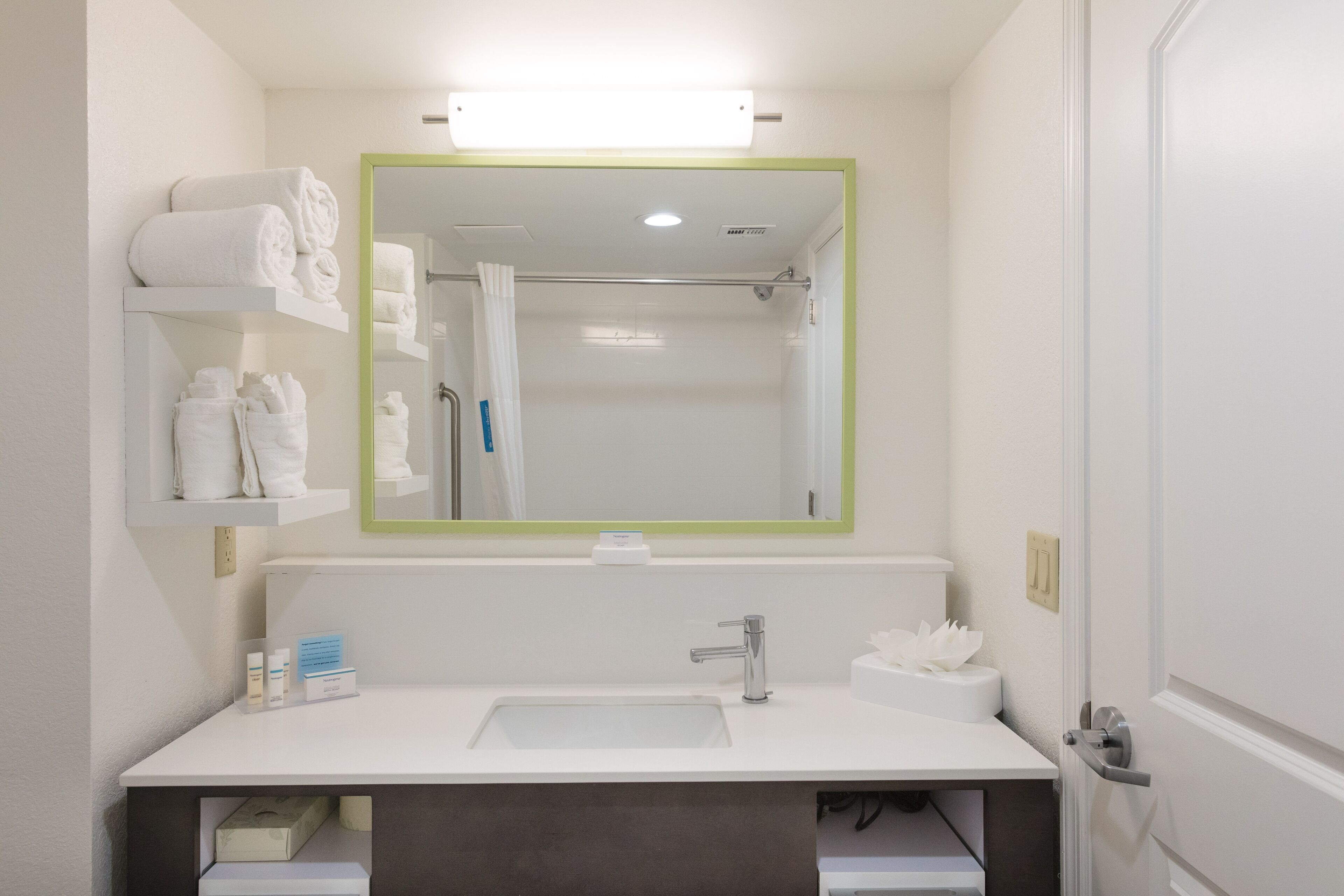 combined shower/bathtub, free toiletries, hair dryer, towels