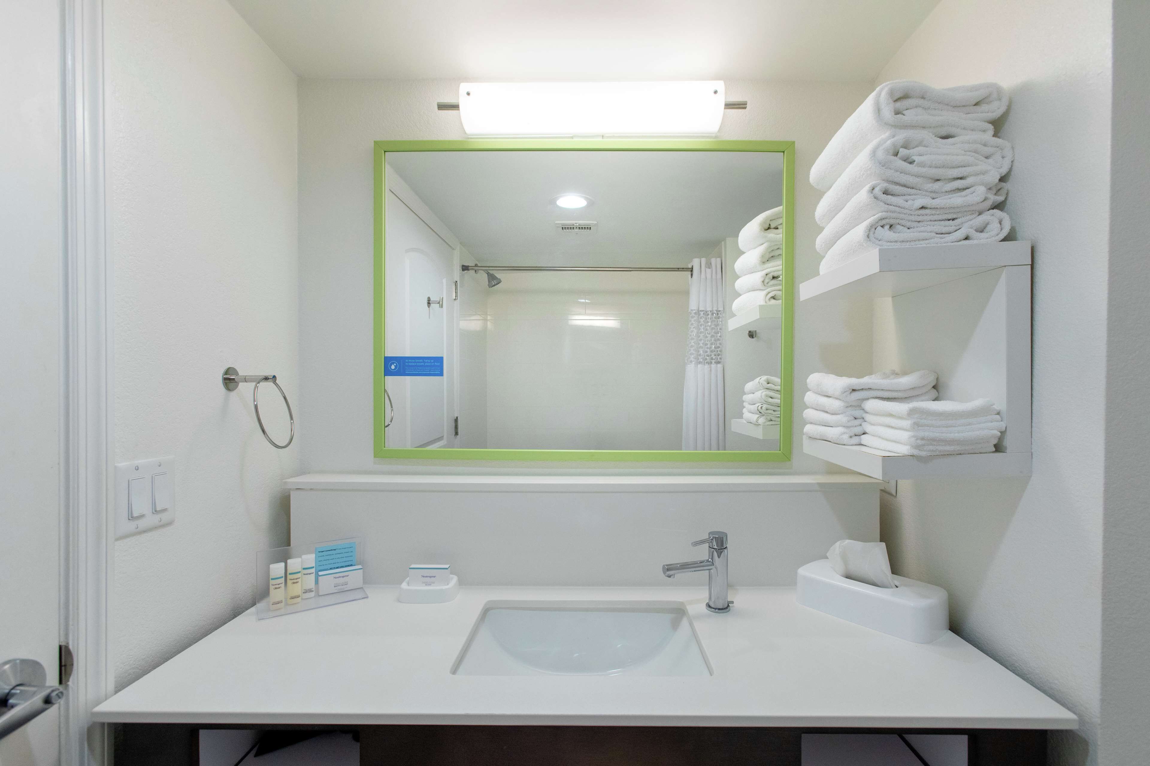 studio, 2 queen beds, balcony | bathroom | combined shower/bathtub, free toiletries, hair dryer, towels