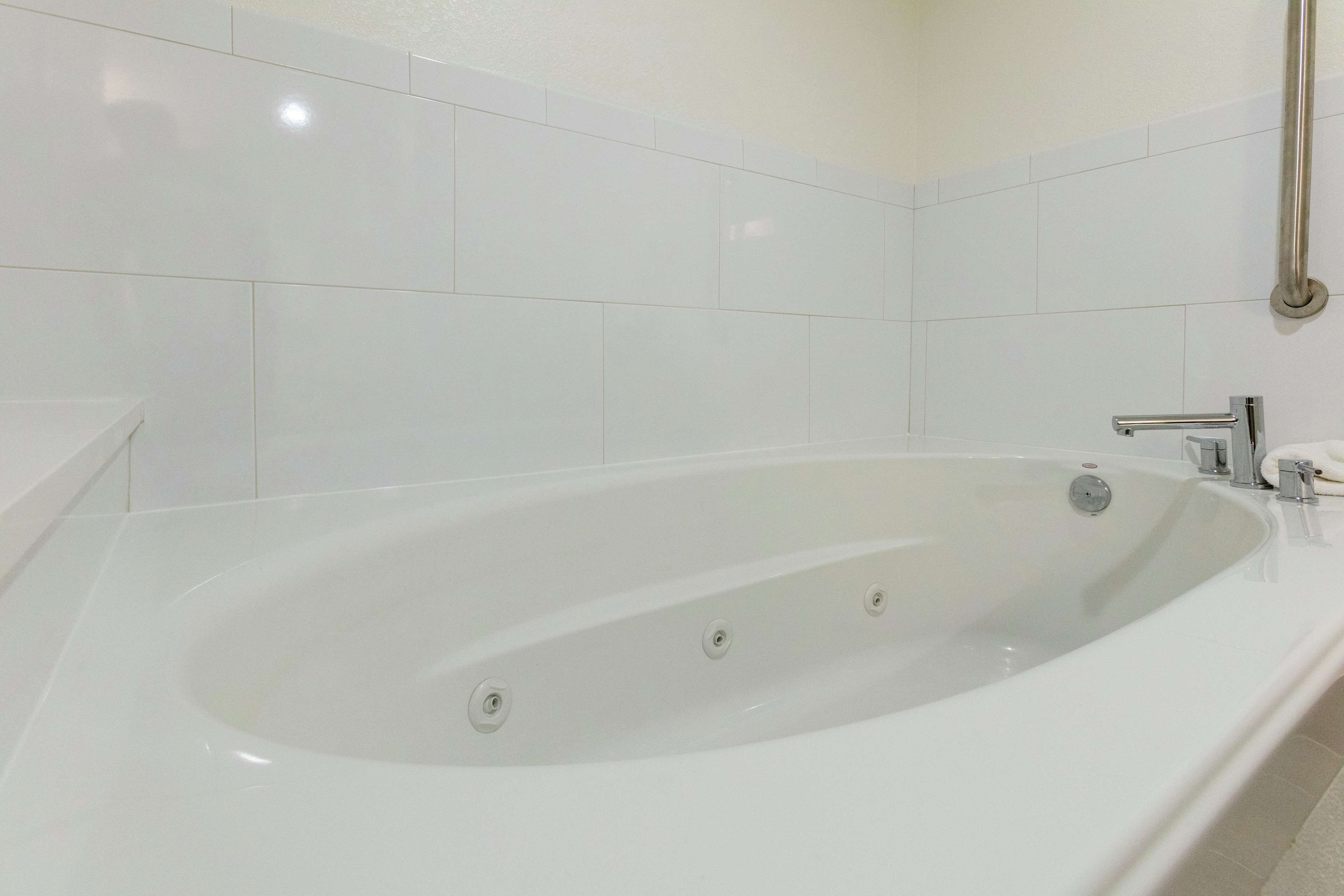 studio, 1 king bed, non smoking | bathroom | combined shower/bathtub, free toiletries, hair dryer, towels
