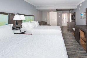 Caixa forta a l'habitació, escriptori i cortines opaques 