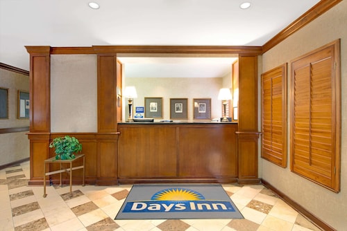 Days Inn and Suites by Wyndham St. Louis/Westport Plaza