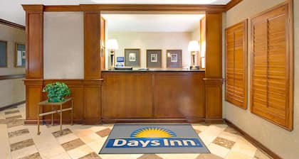 Days Inn and Suites by Wyndham St. Louis/Westport Plaza