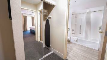 Suíte, 1 cama King, para não fumantes | Banheiro | Produtos de toalete grátis, secador de cabelo, toalhas de banho