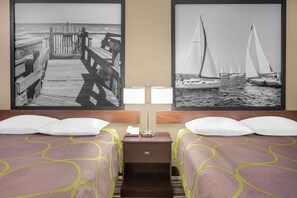 In-room safe, desk, free cots/infant beds, free rollaway beds - Super 8 by Wyndham Bay St. Louis (Bay St Louis)