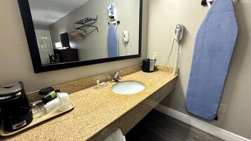 Suite monolocale, 1 letto king, non fumatori | Bagno | Combinazione doccia/vasca, set di cortesia gratuito, asciugacapelli