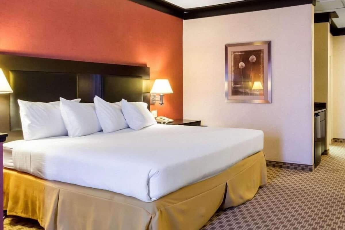 In-room safe, desk, soundproofing, free WiFi