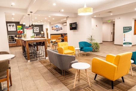 Lobi. Quality Inn & Suites Oakwood Village - Cleveland South