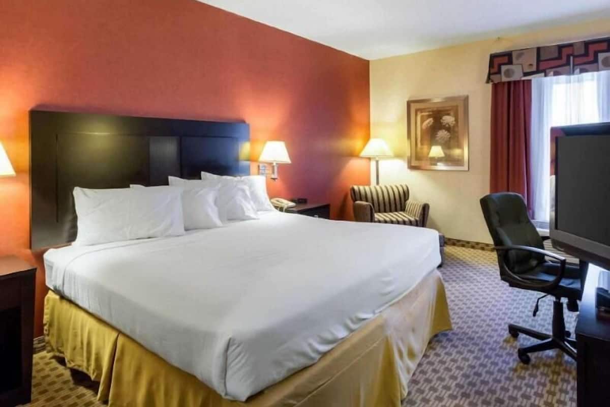 In-room safe, desk, soundproofing, free WiFi